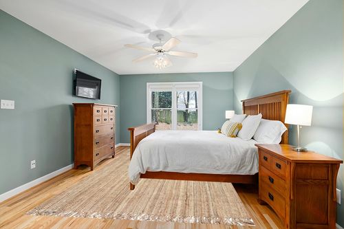 nuLOOM Daniela Farmhouse Chunky Jute Area Rug, 8' 6" x 11' 6", Natural in Teal and Orange Wood Bedroom