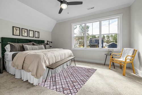 Safavieh Faux Hide Collection Area Rug - 5' x 8', Beige & Brown, Rustic Modern Glam Design, Non-Shedding & Easy Care, Machine Washable Ideal for High Traffic Areas in Living Room, Bedroom (FAH545A) in Grey Traditional Bedroom with King Bed