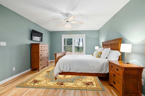Unique Loom Versailles Collection Traditional Classic Floral Motif Area Rug (8' 0 x 10' 0 Rectangular, Slate Blue/ Ivory) in Teal and Orange Wood Bedroom