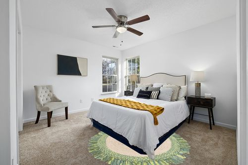 SAFAVIEH Cape Cod Collection 6' Round Green / Natural CAP212Y Handmade Boho Fringe Jute & Cotton Area Rug in White and Yellow Modern Bedroom