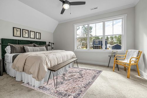 nuLOOM Sasha Machine Washable Medallion Area Rug, 6x9, Pink in Grey Traditional Bedroom with King Bed