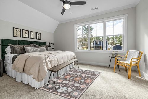 SAFAVIEH Phoenix Collection Area Rug - 5'5" x 7'7", Dark Grey & Ivory Blue, Boho Design, Ideal for High Traffic Areas in Living Room, Bedroom, Dining (PHX560H-5) in Grey Traditional Bedroom with King Bed