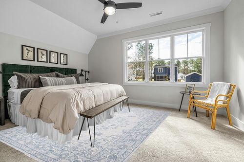 SAFAVIEH Micro-Loop Collection Area Rug - 9' x 12', Light Blue & Ivory, Handmade Shabby Chic Wool, Ideal for High Traffic Areas in Living Room, Bedroom (MLP504M) in Grey Traditional Bedroom with King Bed