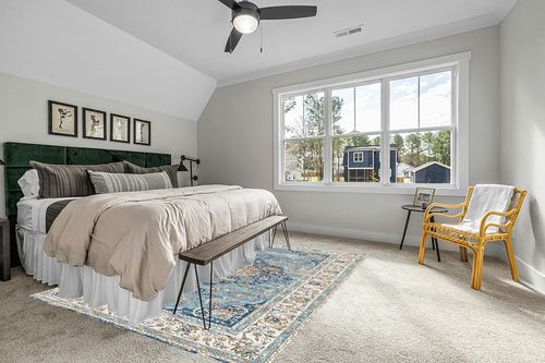 8'x10' Stain Resistant Washable Rug in Grey Traditional Bedroom with King Bed