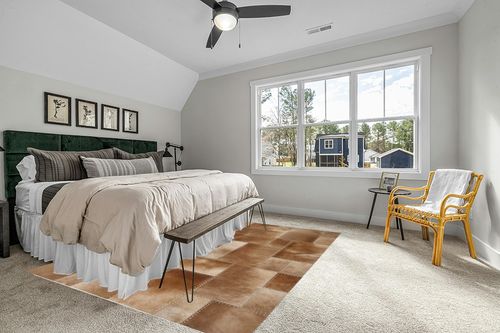 SAFAVIEH Studio Leather Collection 8' x 10' Beige STL174B Handmade Mid-Century Modern Leather Area Rug in Grey Traditional Bedroom with King Bed
