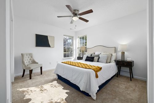 nuLOOM Marcia Machine Washable Faux Cowhide Area Rug, 3' 10" x 5', Off-White in White and Yellow Modern Bedroom