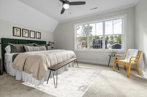 Unique Loom Sofia Collection Area Rug - Casino (6' 1" x 9' Rectangle, Gray/ Beige) in Grey Traditional Bedroom with King Bed