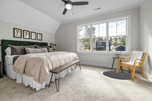 nuLOOM Wynn Braided Indoor/Outdoor Accent Rug, 4' Round, Charcoal in Grey Traditional Bedroom with King Bed