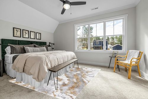 SAFAVIEH Horizon Shag Collection Area Rug - 8' x 10', Grey & Gold, Modern Abstract Design, Non-Shedding & Easy Care, 2.6-inch Thick Ideal for High Traffic Areas in Living Room, Bedroom (HZN890D) in Grey Traditional Bedroom with King Bed