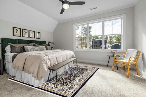 Unique Loom Narenj Collection Area Rug - Bristol (7' 10" x 10' Rectangle, Navy Blue/ Beige) in Grey Traditional Bedroom with King Bed