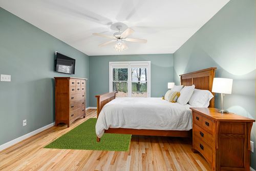 Unique Loom Solid Shag Collection Area Rug (5' 1" x 8' Rectangle, Grass Green) in Teal and Orange Wood Bedroom