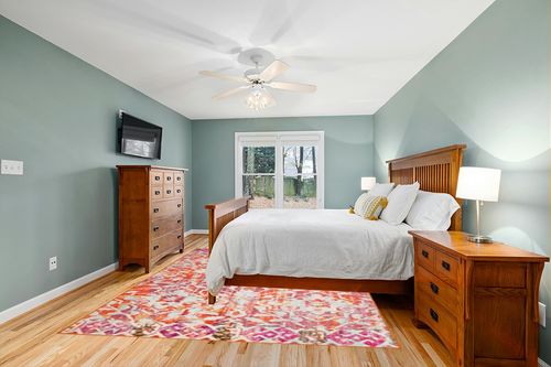 SAFAVIEH Madison Collection Area Rug - 8' x 10', Orange & Ivory, Boho Distressed Design, Non-Shedding & Easy Care, Ideal for High Traffic Areas in Living Room, Bedroom (MAD444P) in Teal and Orange Wood Bedroom