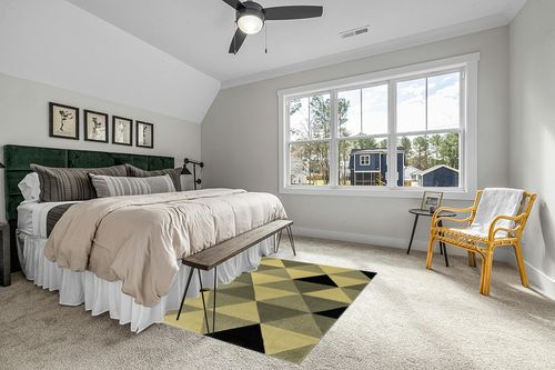 Well Woven Reita Green & Black Modern Geometric Triangle Boxes Beveled Pattern Area Rug 5x7 (5'3" x 7'3") in Grey Traditional Bedroom with King Bed