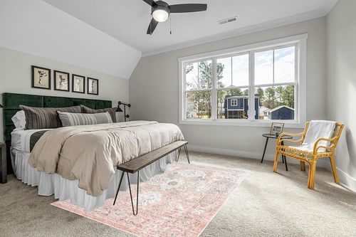 Rugs.com Madeline Vintage Collection Rug – 6' x 9' Rose Pink Medium-Pile Rug Perfect for Bedrooms, Dining Rooms, Living Rooms in Grey Traditional Bedroom with King Bed