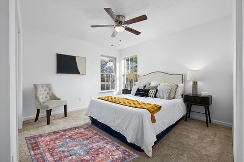 nuLOOM Zena Medallion Machine Washable Area Rug, 4x6, Rust in White and Yellow Modern Bedroom