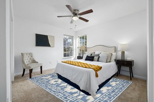 SAFAVIEH Bella Collection 8' x 10' Blue/Ivory BEL132A Handmade Premium Wool Area Rug in White and Yellow Modern Bedroom