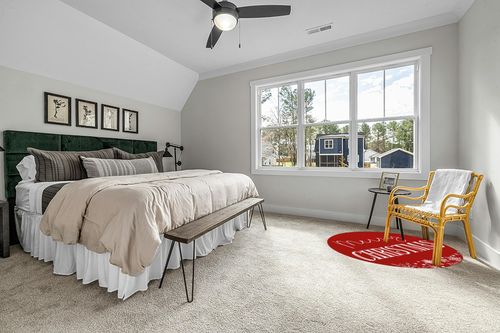 Merry Christmas Round Area Rug 5ft,Washable Outdoor Indoor Carpet Runner Rug for Bedroom,Kitchen,Bathroom,Living/Dining/Laundry Room,Office,Area+Rug Large Bath Door Mat Red Winter Snowflakes Star Dot in Grey Traditional Bedroom with King Bed