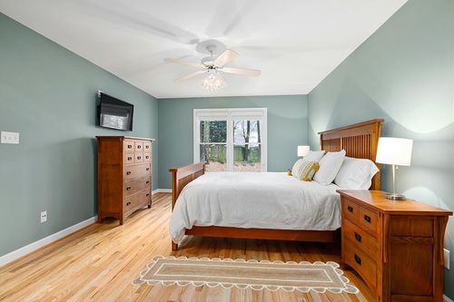 Weaving Village Scalloped Natural Jute Area Rug, Natural Base Off White Trim, 2'X6' in Teal and Orange Wood Bedroom