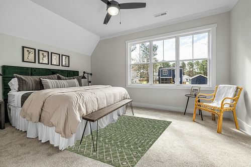 Unique Loom Outdoor Trellis Collection Area Rug - Tribal Trellis (5' 1" x 8' Rectangle, Green/ Natural) in Grey Traditional Bedroom with King Bed