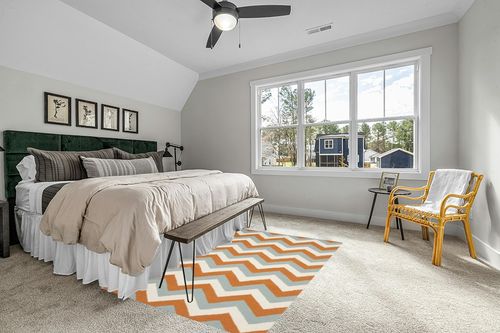 Safavieh 5' x 8' Dhurries Dhu640c Terracotta / Blue Rug in Grey Traditional Bedroom with King Bed