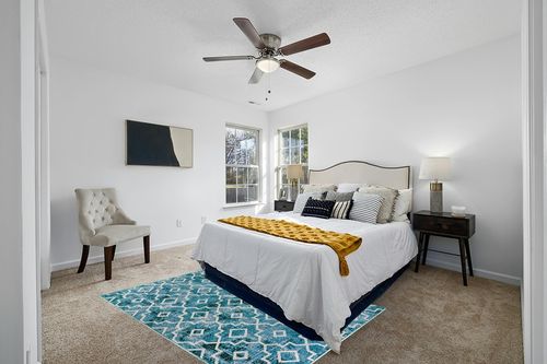Wonnitar Moroccan Machine Washable Area Rug in White and Yellow Modern Bedroom