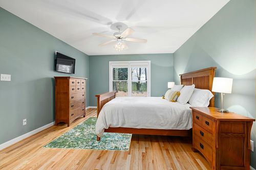 SAFAVIEH Madison Collection Area Rug - 5'3" x 7'6", Green & Turquoise, Boho Abstract Distressed Design, Non-Shedding & Easy Care, Ideal for High Traffic Areas in Living Room, Bedroom (MAD425Y) in Teal and Orange Wood Bedroom