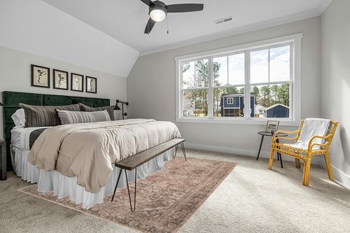 nuLOOM Hillstone Collection 8x10 Area Rug, Traditional Vintage Distressed Medallion, Thick and Soft, Durable Non-Shedding Low Pile Poly/Jute Blend, Easy to Clean, Living Room, Bedroom in Grey Traditional Bedroom with King Bed