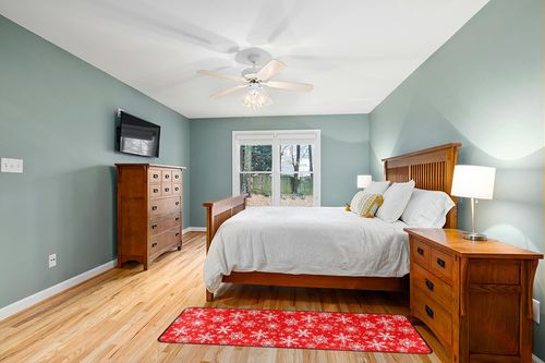 Winter Snowflake Red Runner Rugs for Hallway Kitchen, Christmas New Year Washable Area Rug Non-Shedding Kitchen Mat Entry Carpet for Living Dining Playroom Nursery Laundry Bedside in Teal and Orange Wood Bedroom