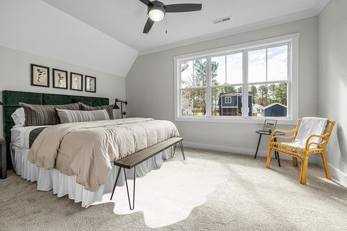 SAFAVIEH Sheep Skin Collection Area Rug - 5' x 8', Natural & White, Handmade Rustic Glam Genuine Pelt, 3.4-inch Thick Ideal for High Traffic Areas in Living Room, Bedroom (SHS211A) in Grey Traditional Bedroom with King Bed