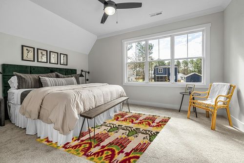 SAFAVIEH Ikat Collection Area Rug - 6' x 9', Beige & Yellow, Handmade Wool, Ideal for High Traffic Areas in Living Room, Bedroom (IKT464A) in Grey Traditional Bedroom with King Bed