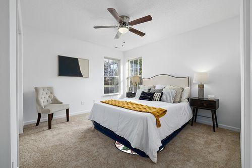 GuoChe Merry Christmas Red Truck Round Rug for Bedroom Non-Slip Rug Washable Floor Mats for Kitchen 3' Diameter Friendly Area Rug for Kids and Pets in White and Yellow Modern Bedroom