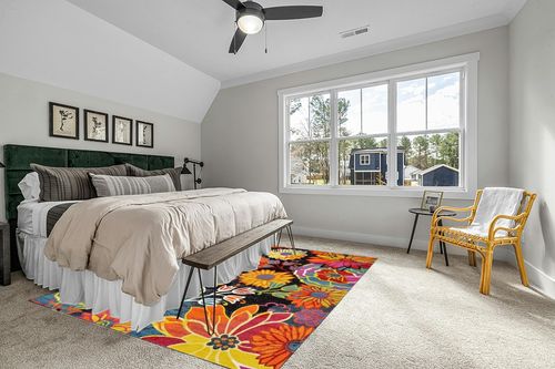 Unique Loom Lyon Collection Area Rug - Kennedy (8' x 10' Rectangle, Black/ Green) in Grey Traditional Bedroom with King Bed