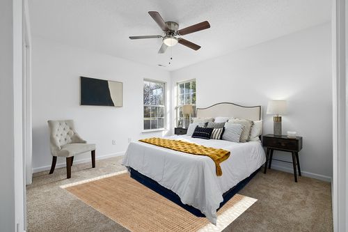 nuLOOM Raleigh Farmhouse Jute Tasseled Area Rug, 5x8, Natural in White and Yellow Modern Bedroom