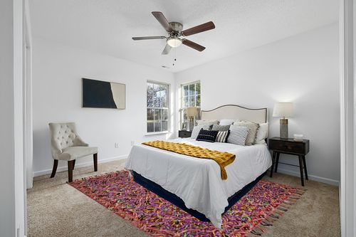 SAFAVIEH Blossom Collection 8' x 10' Purple / Multi BLM451A Handmade Tassel Premium Wool Area Rug in White and Yellow Modern Bedroom