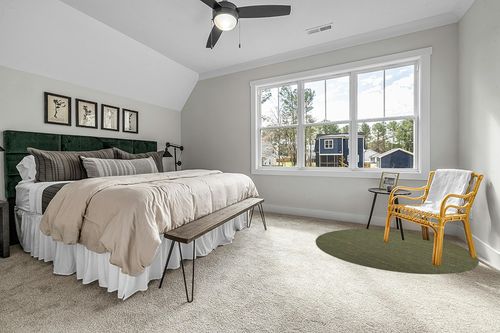 SAFAVIEH Natural Fiber Collection 6' Round Green NF368G Handmade Boho Fringe Woven Jute Area Rug in Grey Traditional Bedroom with King Bed