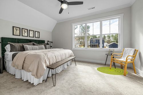 Dash and Albert Bowline Sprout Handwoven Indoor/Outdoor Round Rug, 4' Round Feet, Green Solid Pattern in Grey Traditional Bedroom with King Bed