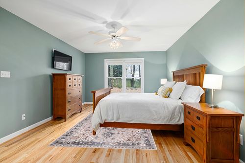 nuLOOM Sasha Machine Washable Medallion Area Rug, 6x9, Pink in Teal and Orange Wood Bedroom