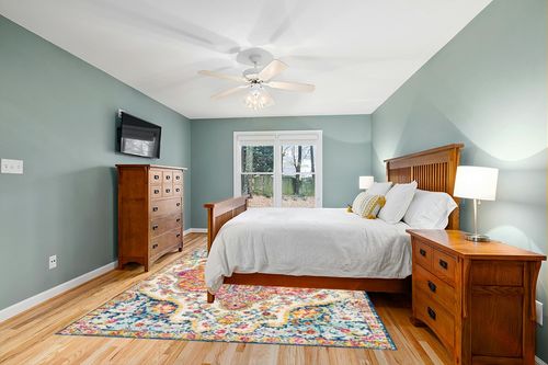 Orange Traditional Stain Resistant Living Room Area Rug in Teal and Orange Wood Bedroom
