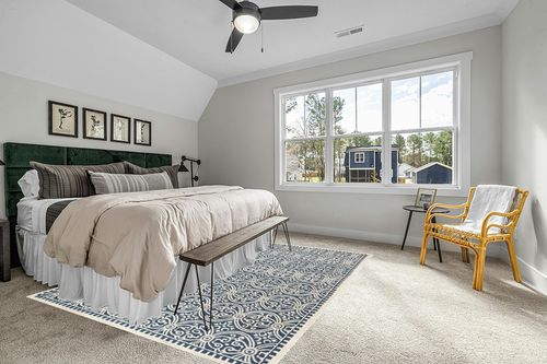 SAFAVIEH Cambridge Collection Area Rug - 8' x 10', Navy Blue & Ivory, Handmade Moroccan Wool, Ideal for High Traffic Areas in Living Room, Bedroom (CAM123G) in Grey Traditional Bedroom with King Bed