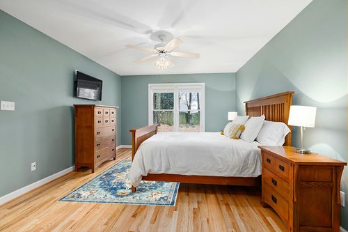 SAFAVIEH Madison Collection Area Rug - 5'3" x 7'6", Blue & Light Blue, Boho Chic Medallion Distressed Design, Non-Shedding & Easy Care, Ideal for High Traffic Areas in Living Room, Bedroom (MAD473M) in Teal and Orange Wood Bedroom