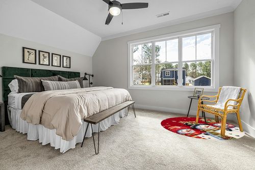 Red Snowman Round Area Rug 6ft,Washable Outdoor Indoor Carpet Runner Rug for Bedroom,Kitchen,Bathroom,Living/Dining/Laundry Room,Office,Area+Rug Large Bath Door Mat Christmas Snowflake Berry in Grey Traditional Bedroom with King Bed