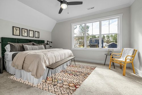 Ivory/Multi Transitional Non Slip Living Room Area Rug in Grey Traditional Bedroom with King Bed
