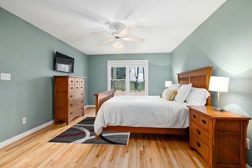 Rugshop Modern Wavy Circles Design Area Rug 5' 3" x 7' 3" Red in Teal and Orange Wood Bedroom