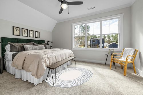 SAFAVIEH Novelty Collection Area Rug - 4'6" x 6'6" Oval, Ivory & Blue, Handmade Wool, Greek Key Border Design, Ideal for High Traffic Areas in Living Room, Bedroom, Dining (NOV109A-4OV) in Grey Traditional Bedroom with King Bed