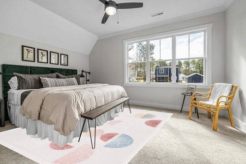 Safavieh Sarasota Collection Area Rug - 9' x 12', Grey & Pink, Mid-Century Modern Design, Non-Shedding & Easy Care, Indoor/Outdoor & Washable-Ideal for Patio, Backyard, Mudroom (SAR116F) in Grey Traditional Bedroom with King Bed