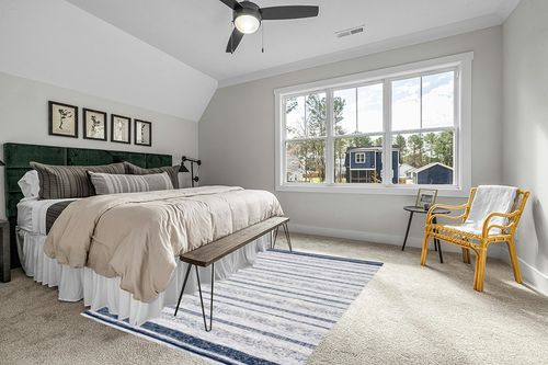 SAFAVIEH Striped Kilim Collection 6' x 9' Ivory / Navy STK517A Handmade Flatweave Cotton Area Rug in Grey Traditional Bedroom with King Bed