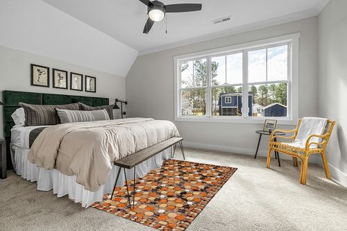 SAFAVIEH Aspen Collection Area Rug - 5' x 8', Light Yellow & Orange, Handmade Boho Wool, Ideal for High Traffic Areas in Living Room, Bedroom (APN128D) in Grey Traditional Bedroom with King Bed