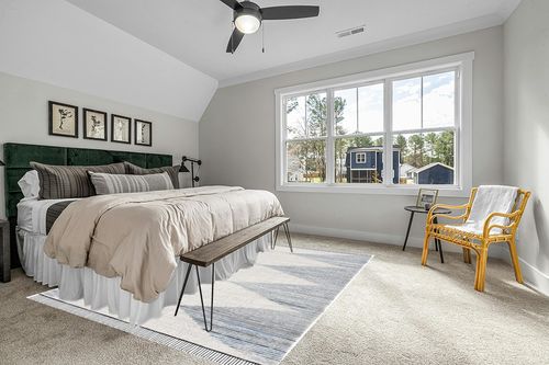 Safavieh Kilim Collection Area Rug - 8' x 10', Blue & Ivory, Handmade Flat Weave Boho Geometric Wool & Jute, Ideal for High Traffic Areas in Living Room, Bedroom (KLM309L) in Grey Traditional Bedroom with King Bed