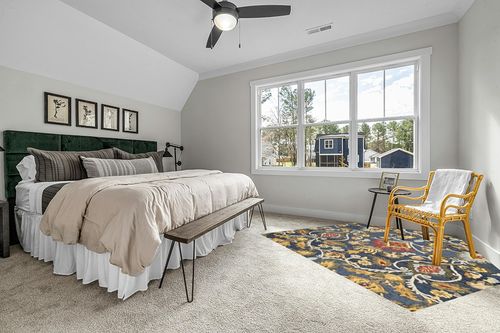SAFAVIEH Blossom Collection 8' Square Navy / Multi BLM402A Handmade Premium Wool Area Rug in Grey Traditional Bedroom with King Bed