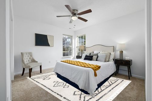 nuLOOM Mackie Moroccan Tasseled Shag Area Rug, 8x10, Off-white in White and Yellow Modern Bedroom